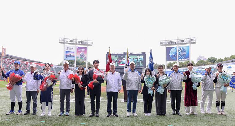 4개 대학 학생회장과 고려대 총장이 함께 찍은 단체사진
